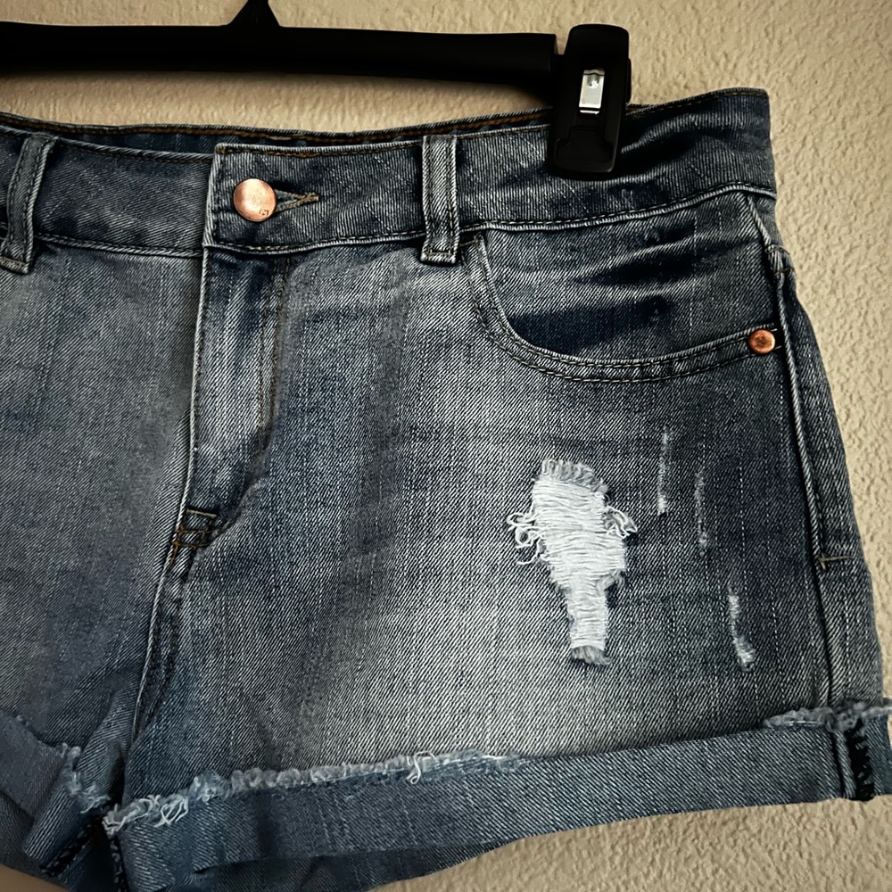 Distressed Denim shorts - Picture 3 of 4